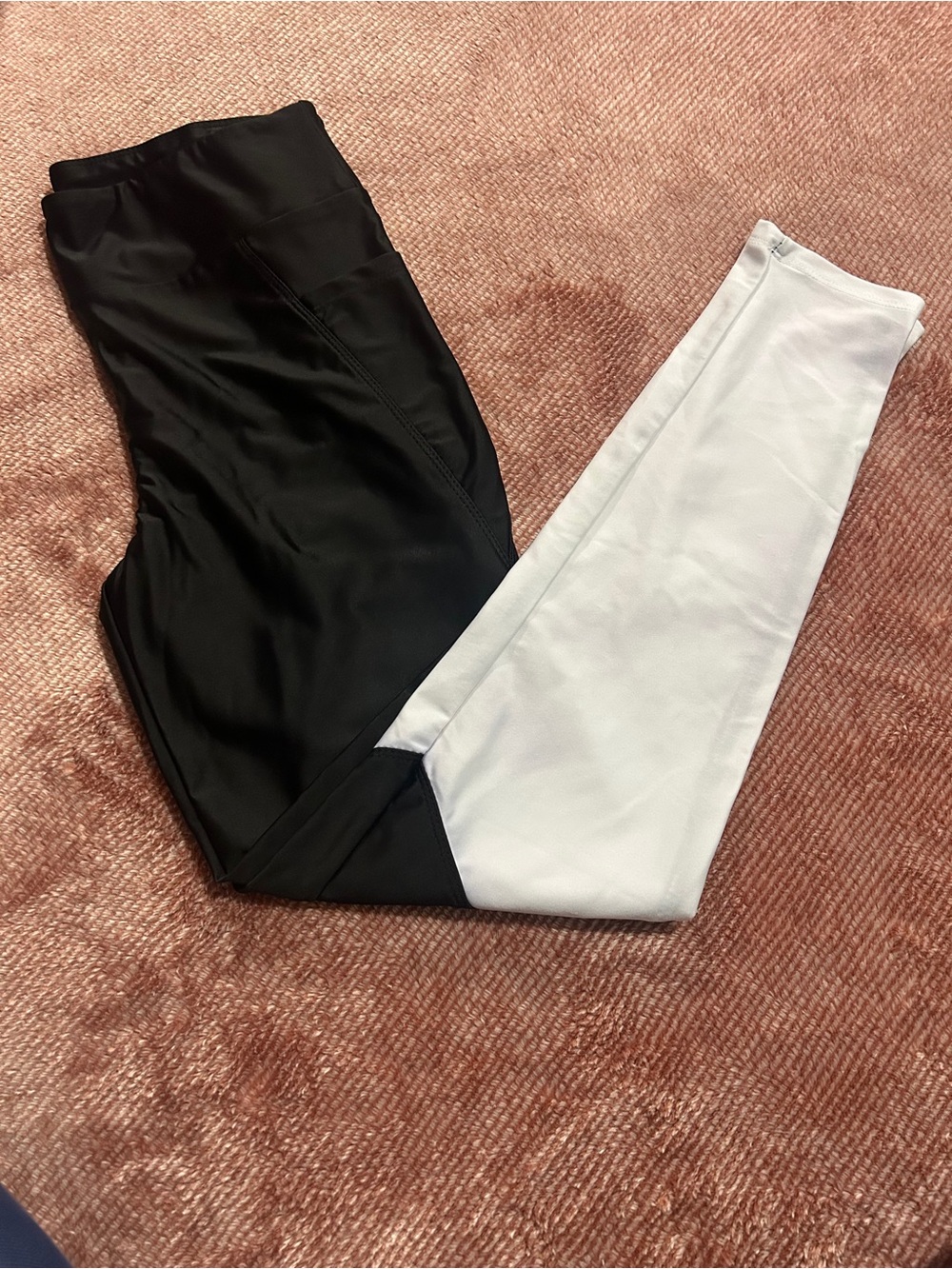 eye candy Two-Tone High-Waist Leggings in Black & White